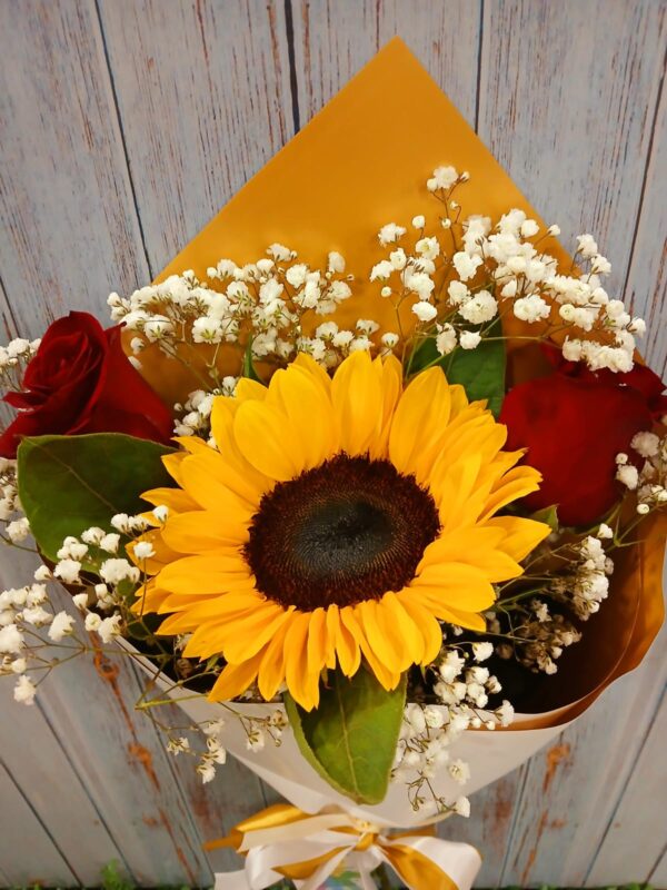 ramo 2 rosas y girasol 1.2